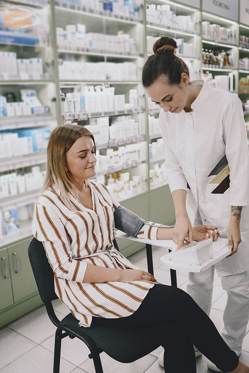 students with pharmacy paitent 